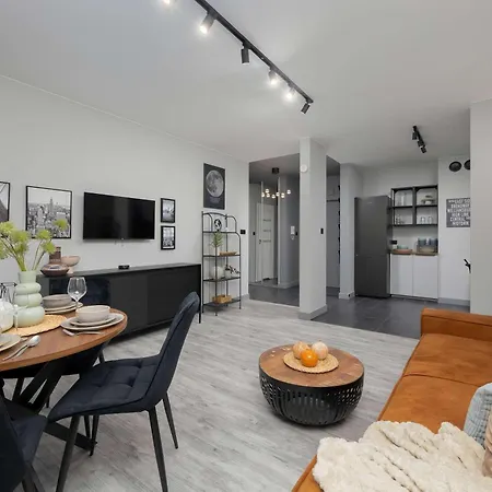 Bright With Terrace & Parking Near Metro Kondratowicza By Renters Апартаменты *