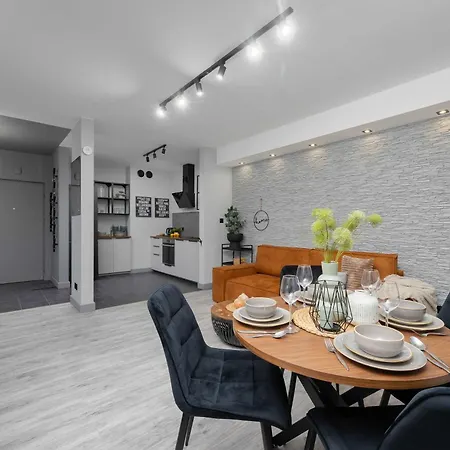 Bright With Terrace & Parking Near Metro Kondratowicza By Renters Апартаменты
